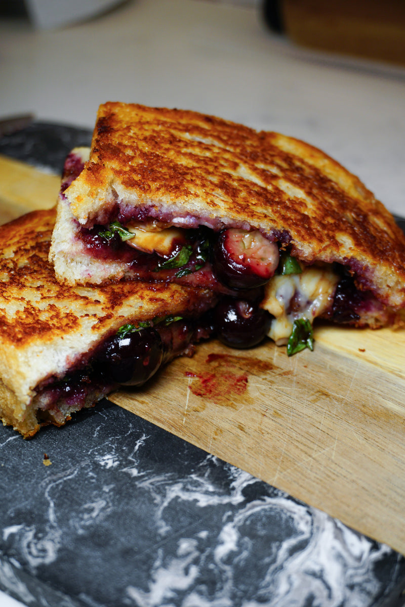 BLUEBERRY & BRIE HOT HONEY GRILLED CHEESE 🧀🫐🍯